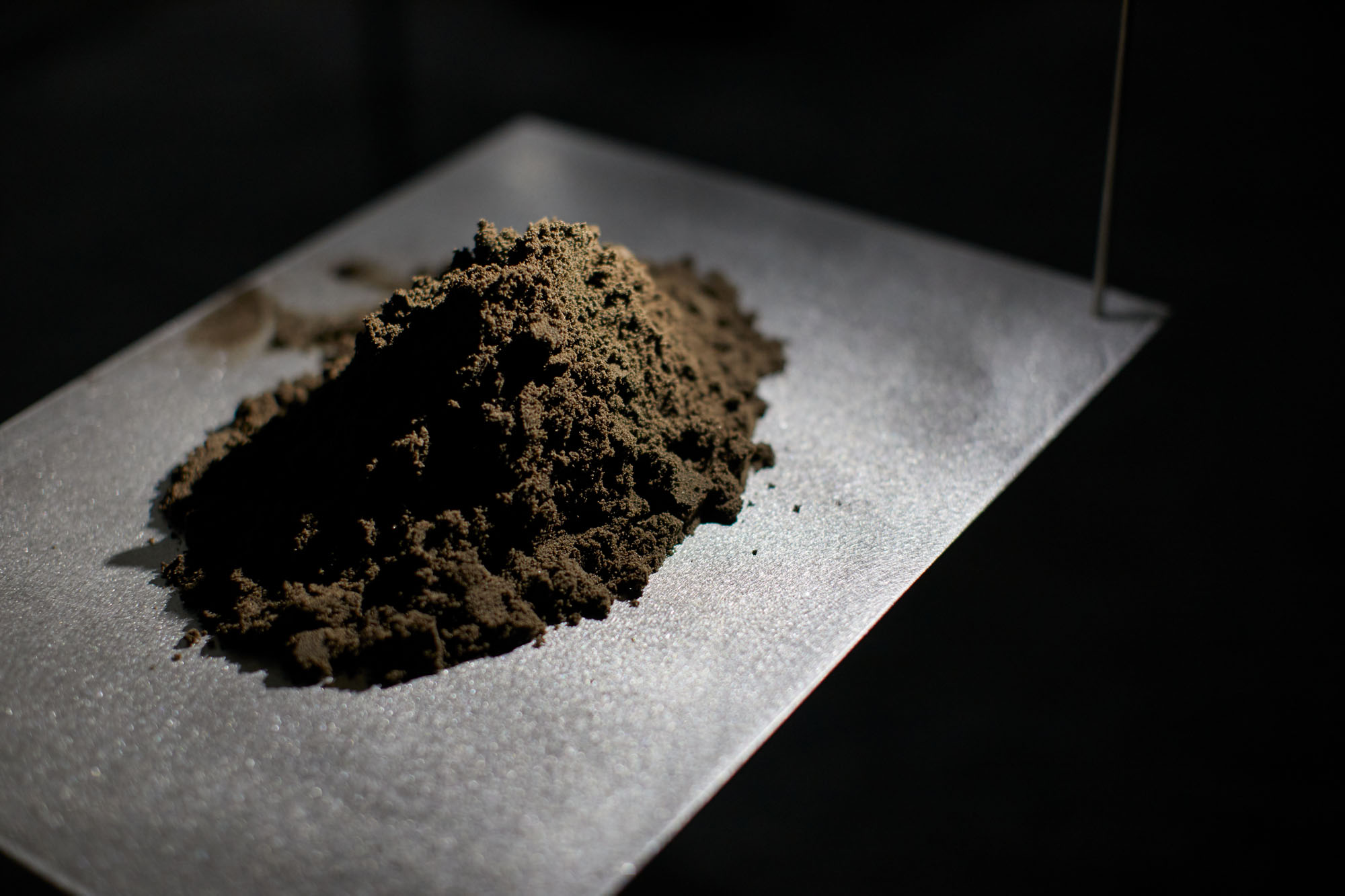 砂型鋳造を繰り返しているうちに、熱で砂はどんどん黒みを増していく。